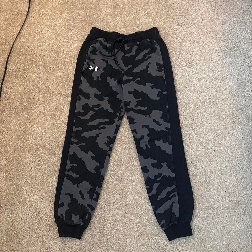 Under Armour black and gray camouflage sweatpants Youth Large